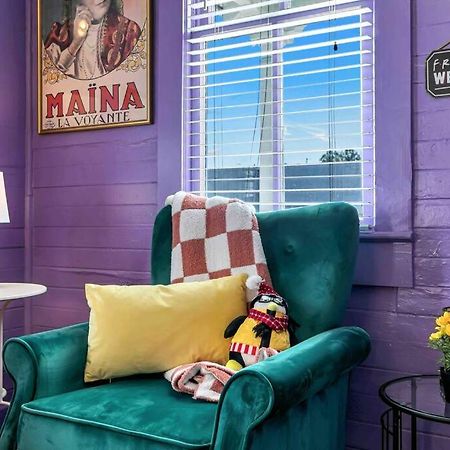 Friends Airbnb Themed 2Bed 2Bath Walkable To All Of Ybor タンパ エクステリア 写真