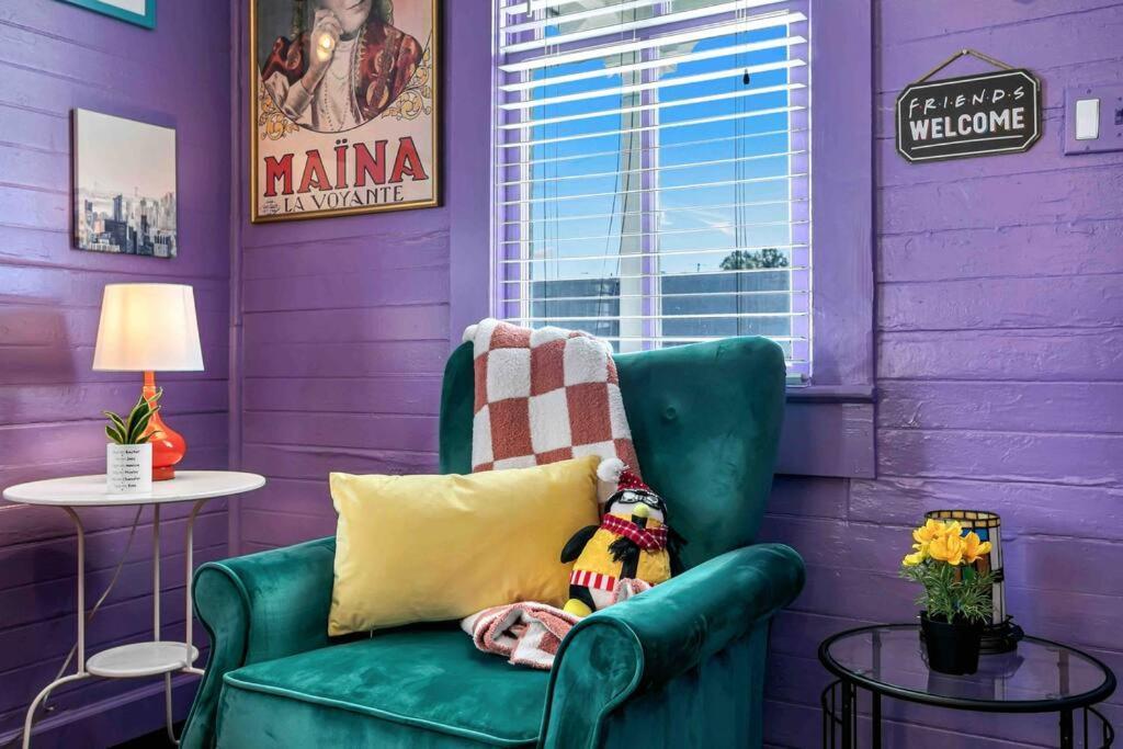 Friends Airbnb Themed 2Bed 2Bath Walkable To All Of Ybor タンパ エクステリア 写真