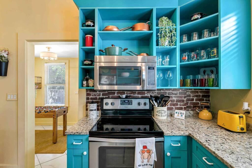 Friends Airbnb Themed 2Bed 2Bath Walkable To All Of Ybor タンパ エクステリア 写真