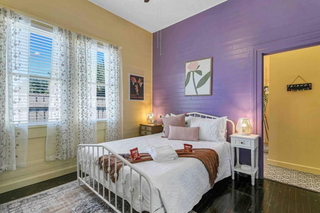 Friends Airbnb Themed 2Bed 2Bath Walkable To All Of Ybor タンパ エクステリア 写真