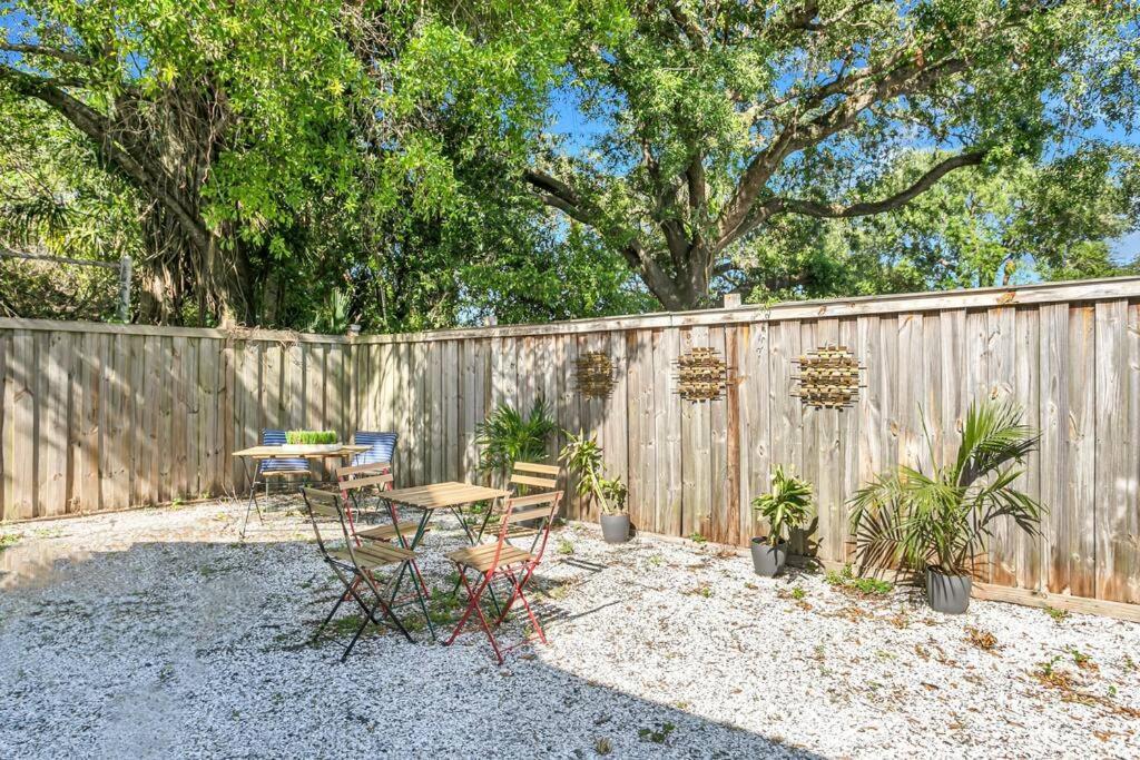 Friends Airbnb Themed 2Bed 2Bath Walkable To All Of Ybor タンパ エクステリア 写真