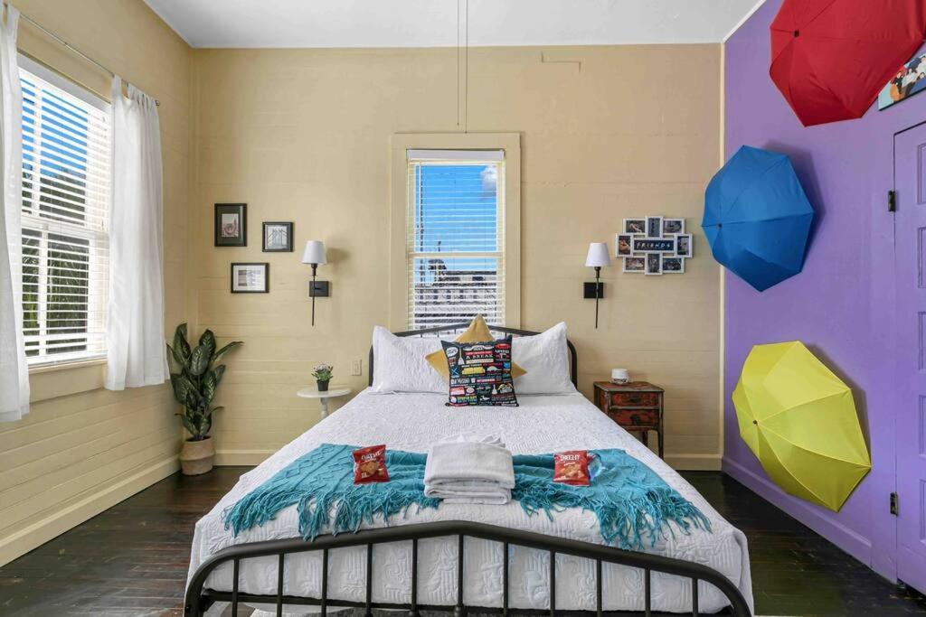 Friends Airbnb Themed 2Bed 2Bath Walkable To All Of Ybor タンパ エクステリア 写真
